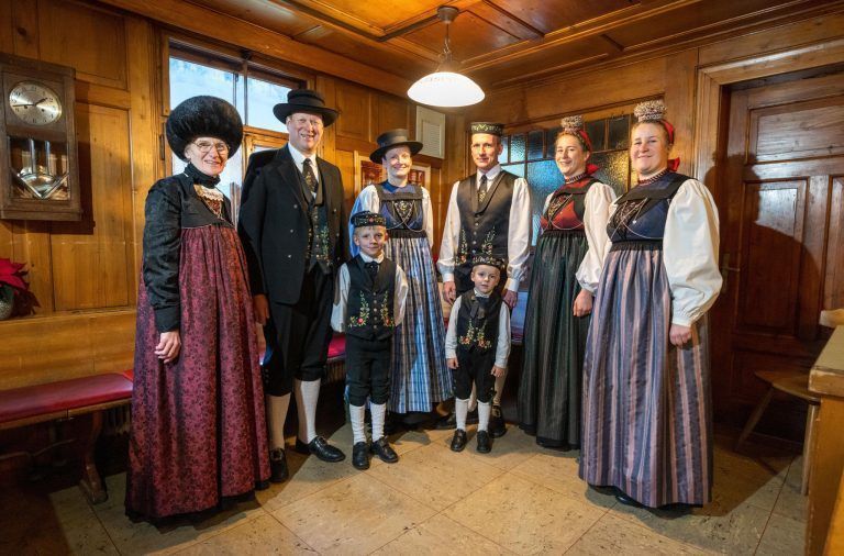 Schoßbänder und Schäppeli - die Walsertracht