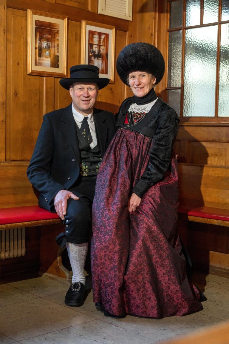 Schoßbänder und Schäppeli - die Walsertracht