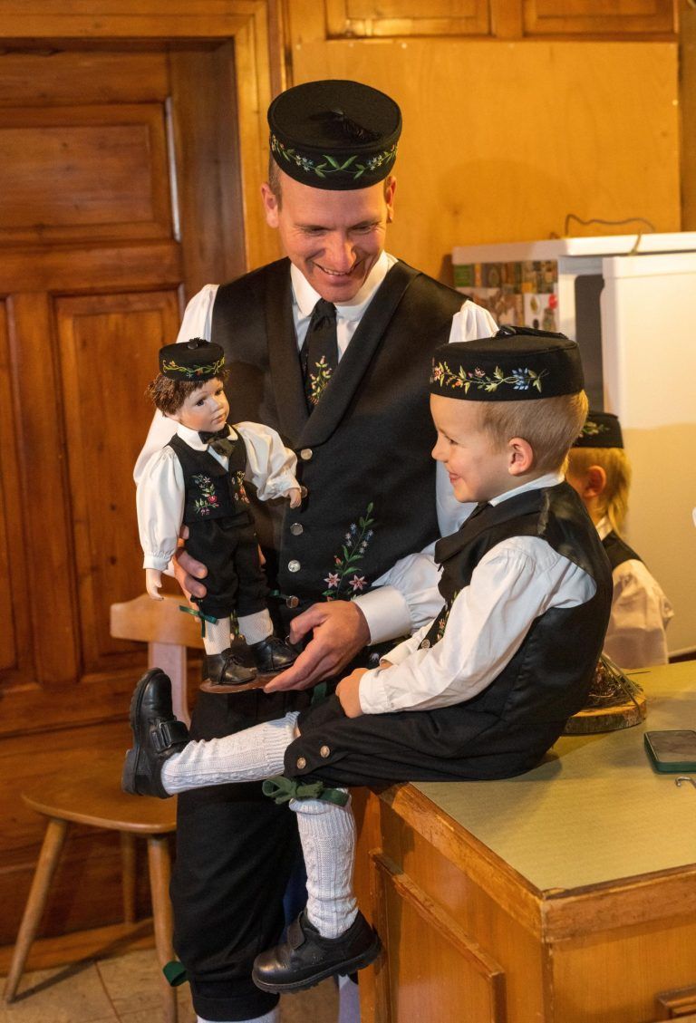 Schoßbänder und Schäppeli - die Walsertracht