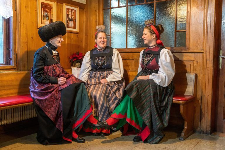 Schoßbänder und Schäppeli - die Walsertracht