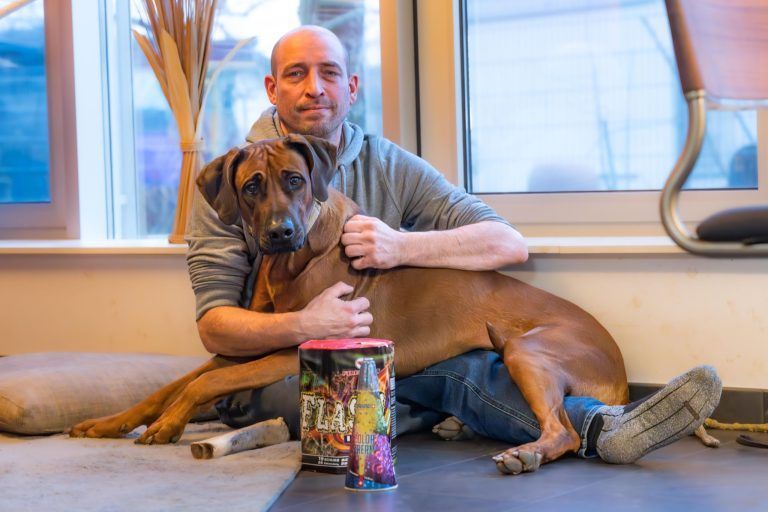 Wie verbringt man den Silvesterabend als Pyrotechniker mit Hund?