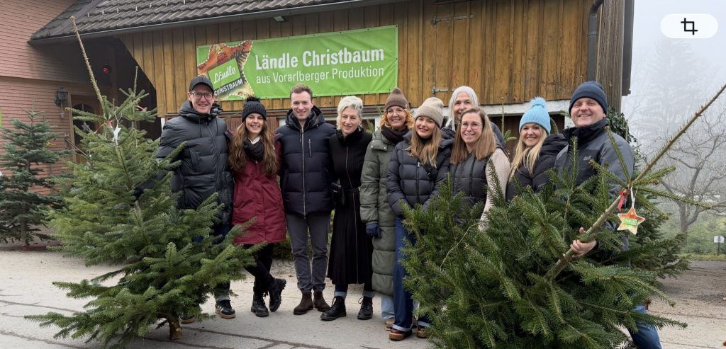 Traditionelles Christbaumschneiden: Ein Moment der Begegnung und des Gebens