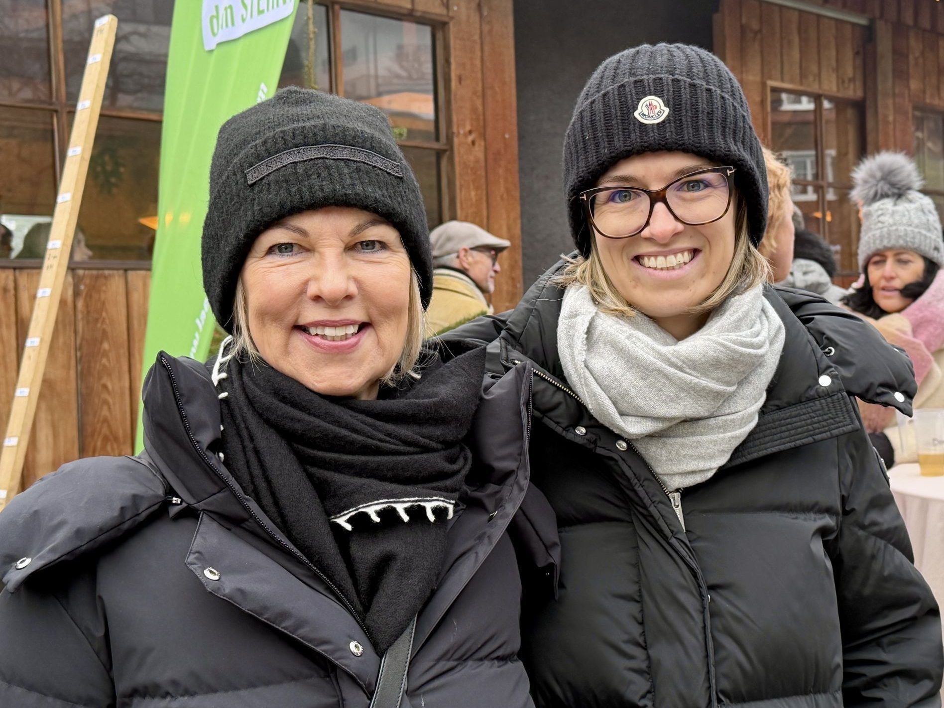 Traditionelles Christbaumschneiden: Ein Moment der Begegnung und des Gebens