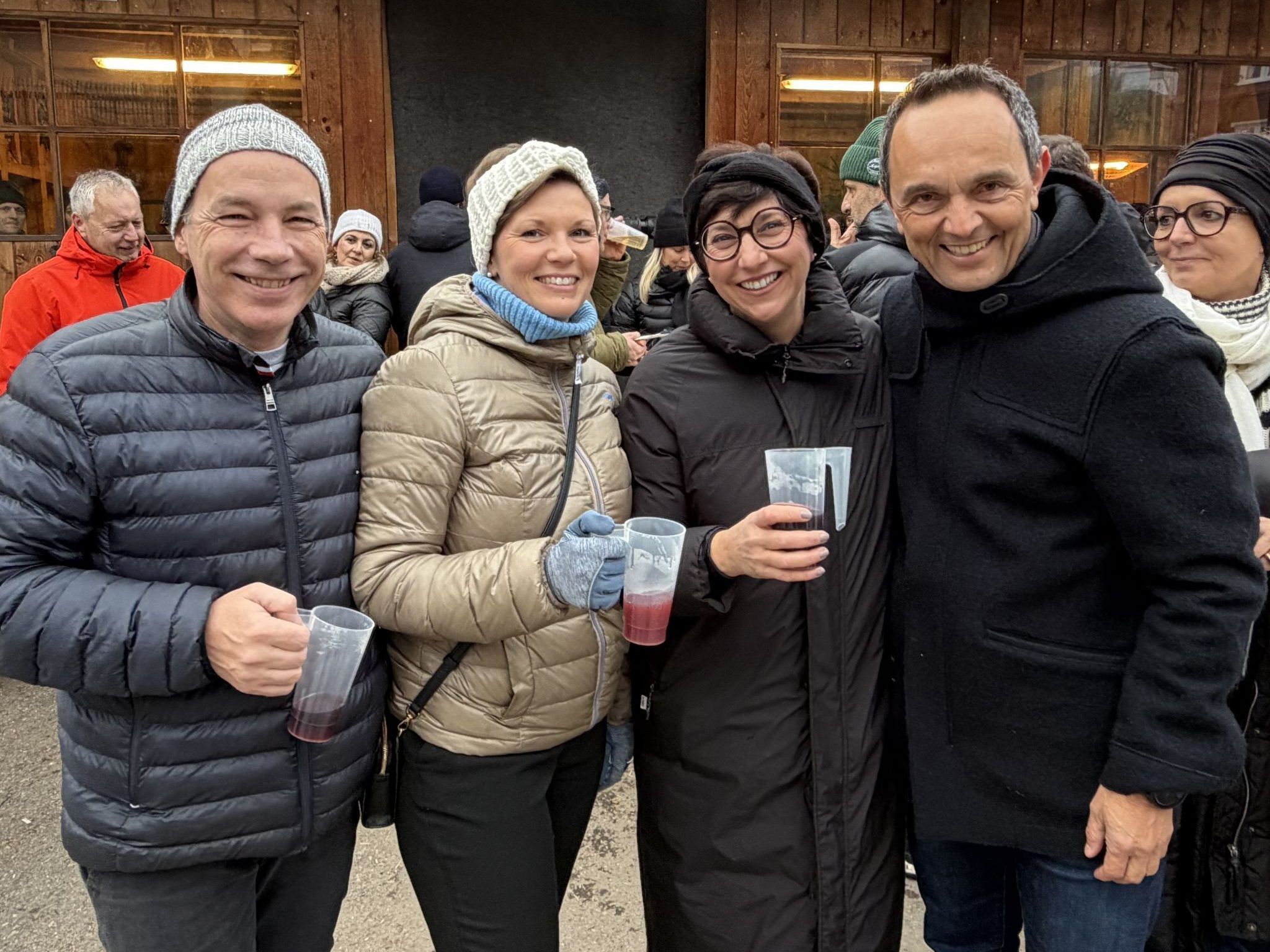 Traditionelles Christbaumschneiden: Ein Moment der Begegnung und des Gebens