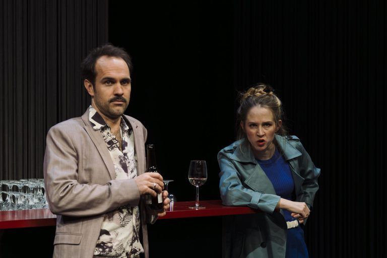 KEINER HAT GESAGT, DASS DU AUSZIEHEN SOLLST. EINE EHE IN ZEHN SITZUNGEN.