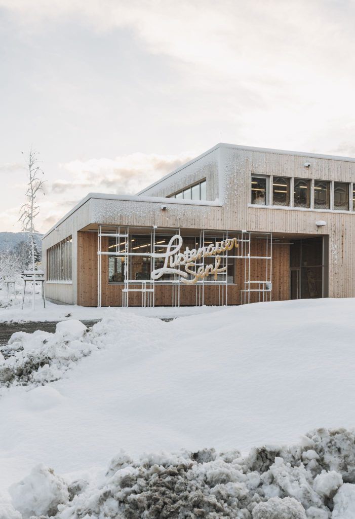 Drei Frauen, die ausgezeichnet bauen