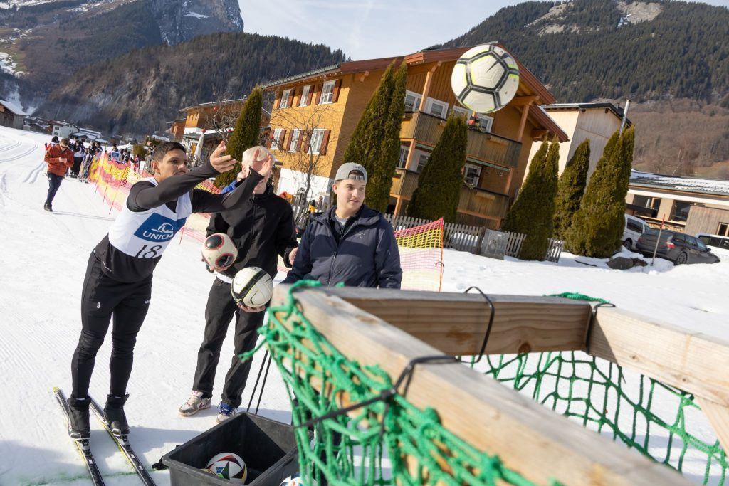 Grün-Weißes Schneegestöber im Wald