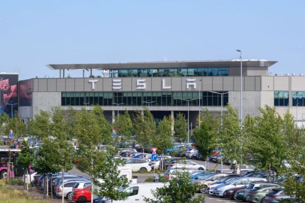 Tesla schließt erstmals ein Jahr mit Umsatzrückgang ab