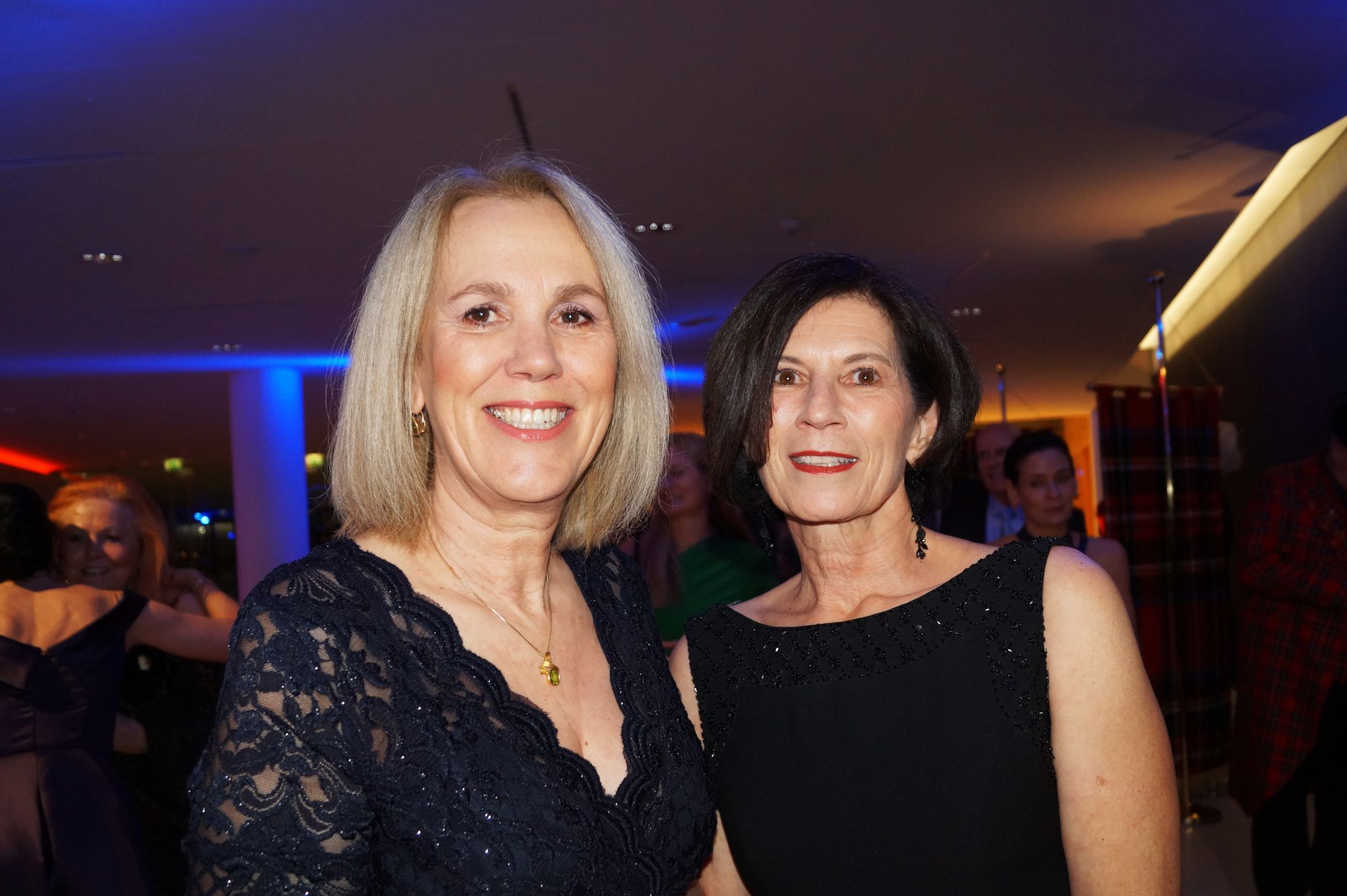 Elke Häusler und Elisabeth Lumper feierten ausgelassen.