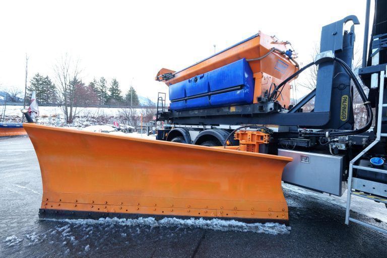 Er leistet vollen Einsatz für eine schneefreie Autobahn