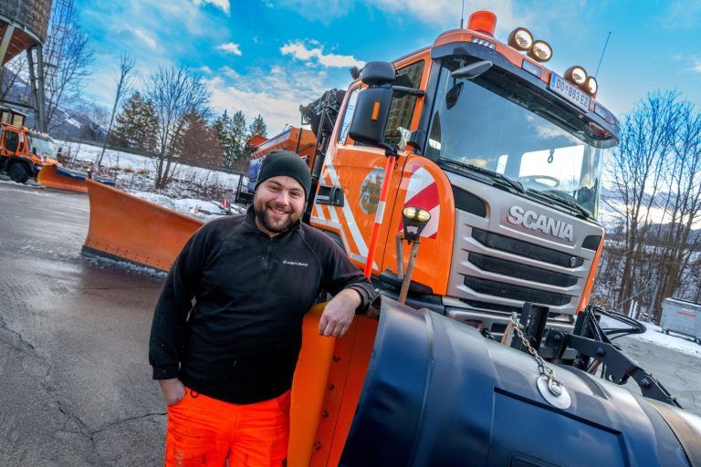 Er leistet vollen Einsatz für eine schneefreie Autobahn