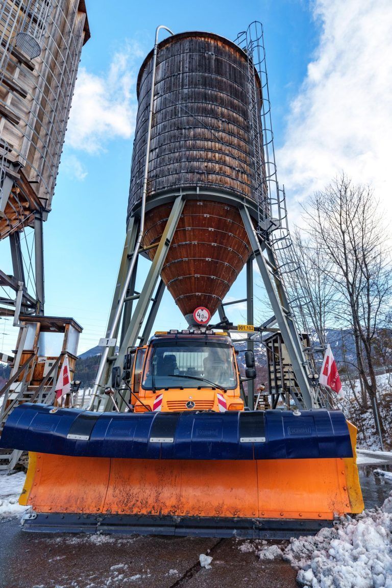 Er leistet vollen Einsatz für eine schneefreie Autobahn