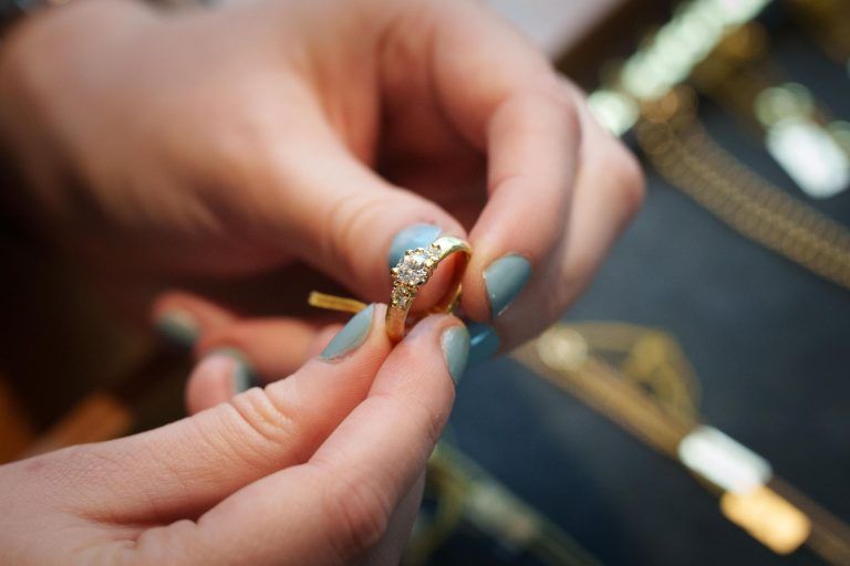 Warum eine Bregenzer Goldschmiedin ausschließlich mit recyceltem Gold arbeitet