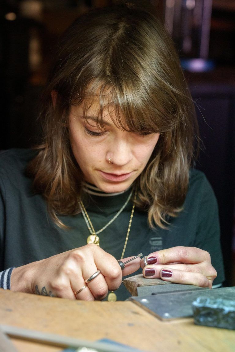 Warum eine Bregenzer Goldschmiedin ausschließlich mit recyceltem Gold arbeitet