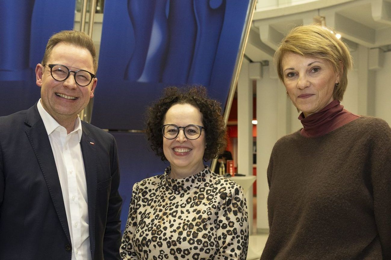 „Everything is unreal“: Eine Ausstellung über textile Raumillusionen