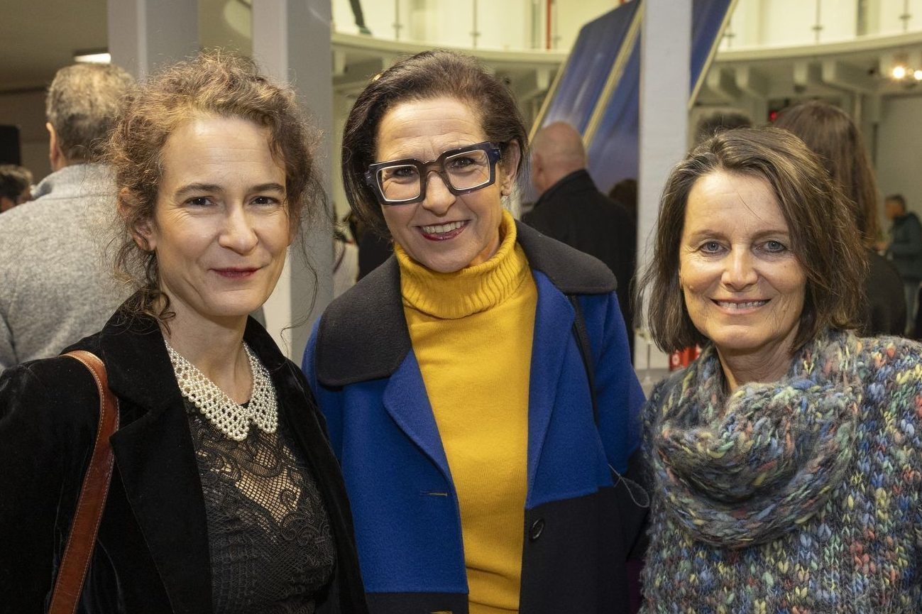 „Everything is unreal“: Eine Ausstellung über textile Raumillusionen