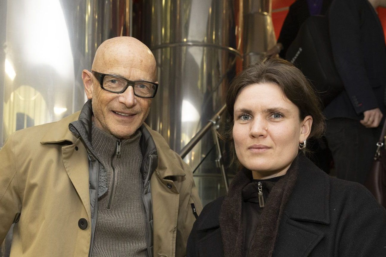 „Everything is unreal“: Eine Ausstellung über textile Raumillusionen