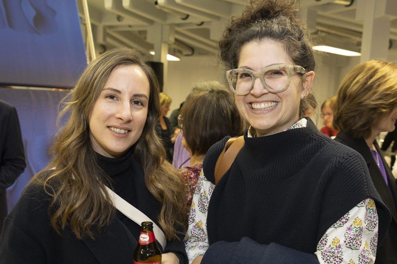 „Everything is unreal“: Eine Ausstellung über textile Raumillusionen