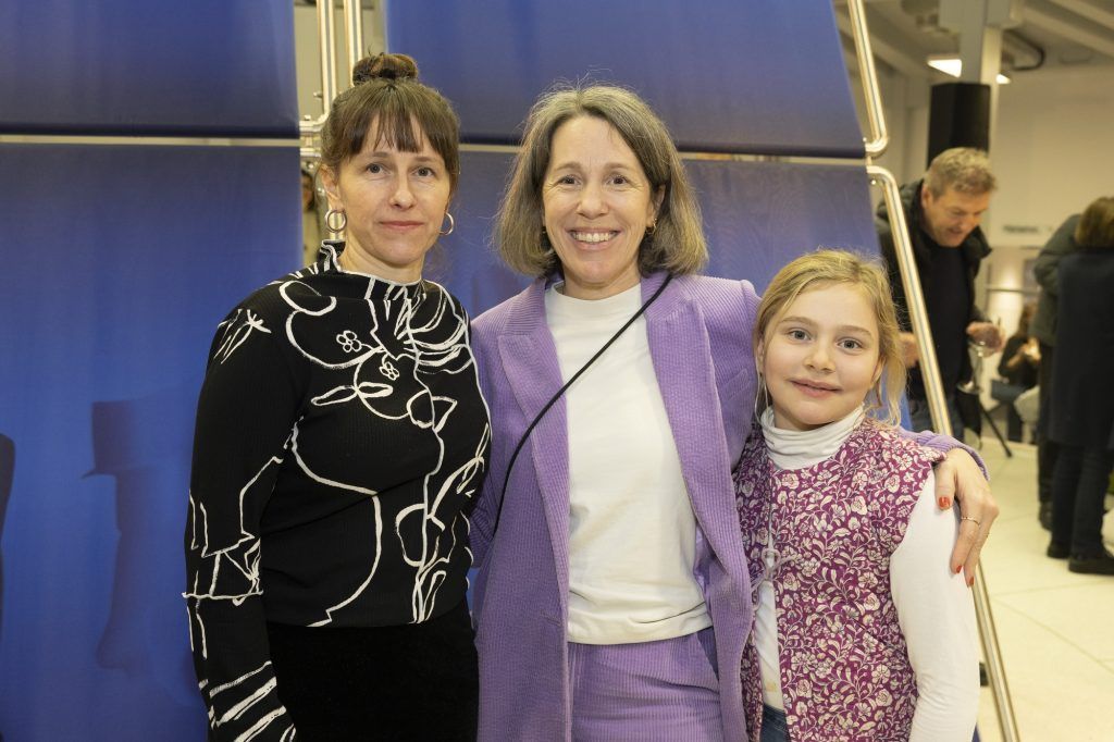 „Everything is unreal“: Eine Ausstellung über textile Raumillusionen