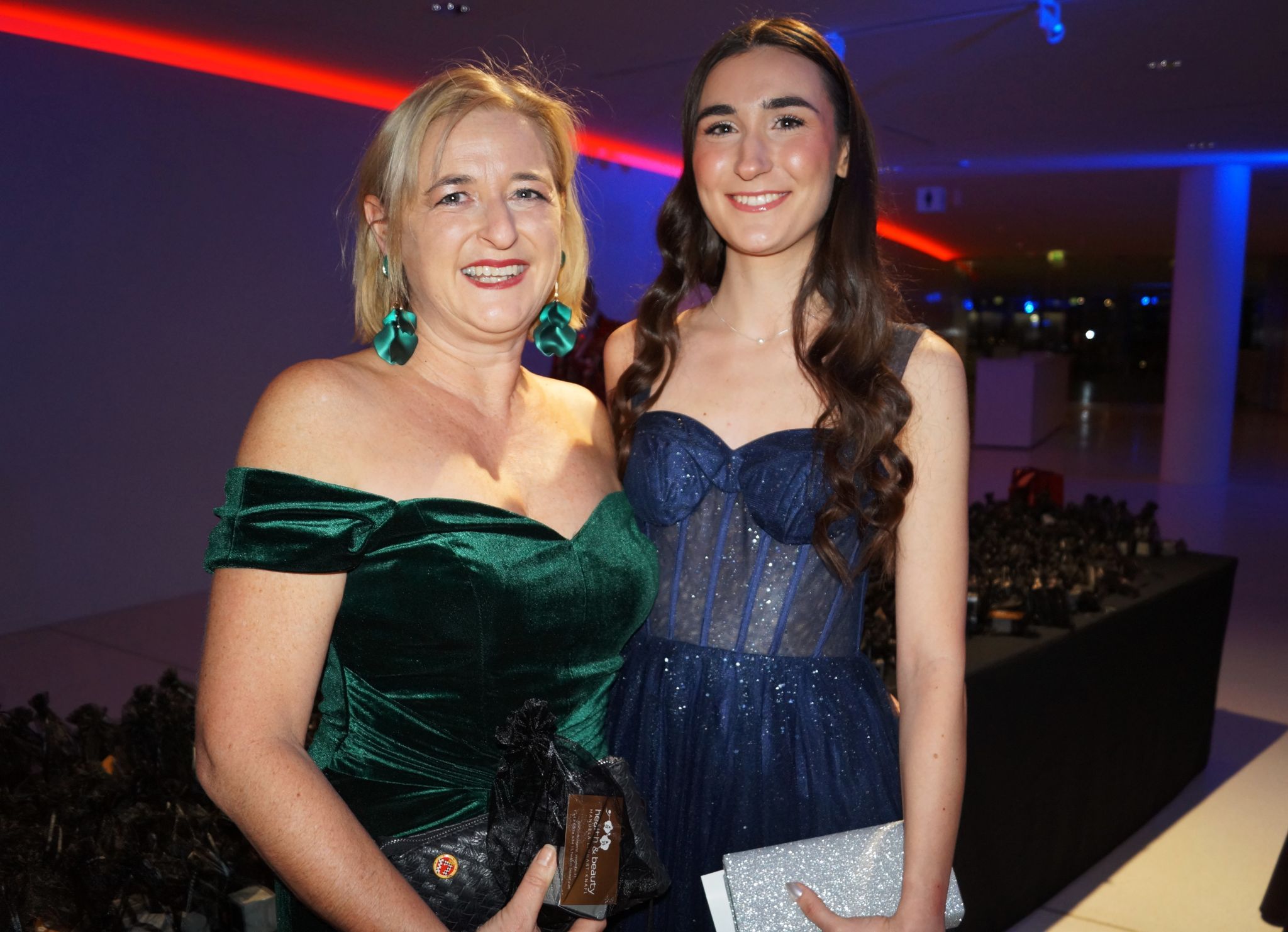 Mit Mama Beate feierte Leonie Bilger vom Faschingsverein 17er.