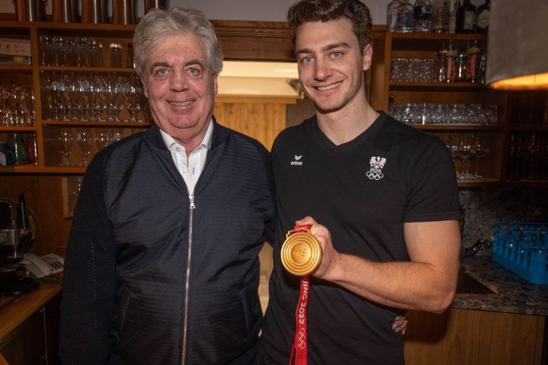 Die Goldmedaille hängt bereits an seiner Wand