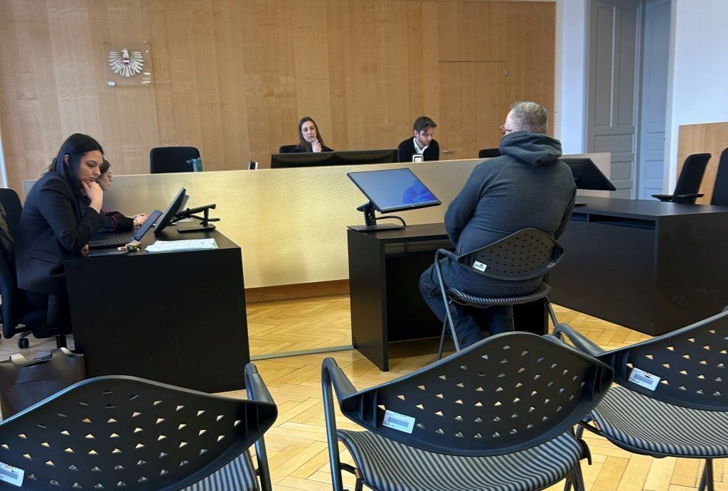 Wegen gefährlicher Drohung vor Gericht: "Schneide deinem Freund die Hoden ab und du musst zuschauen"