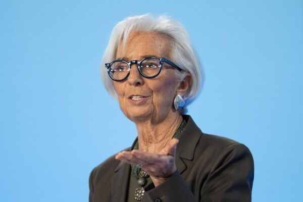 EZB-Chefin Lagarde weiter vage zu Spekulationen über Rückzug
