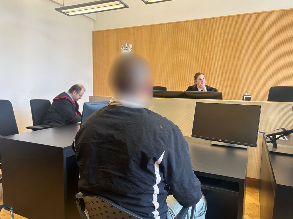 Nachbarin und Polizisten mehrfach bedroht: Angeklagter bleibt in Haft