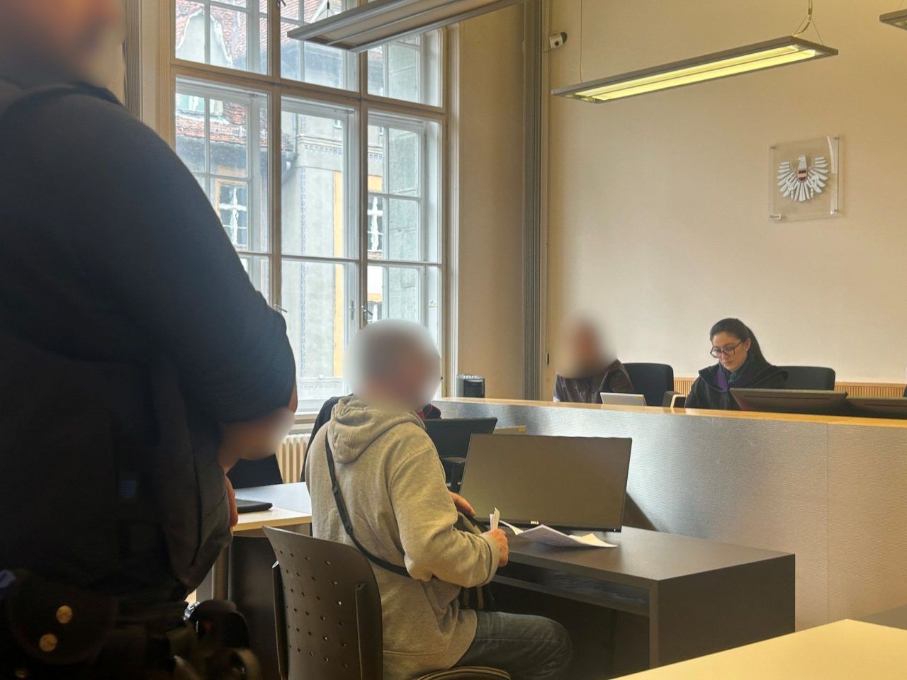 Polizisten mit Eisenstange angegriffen und Frauen mit dem Umbringen bedroht