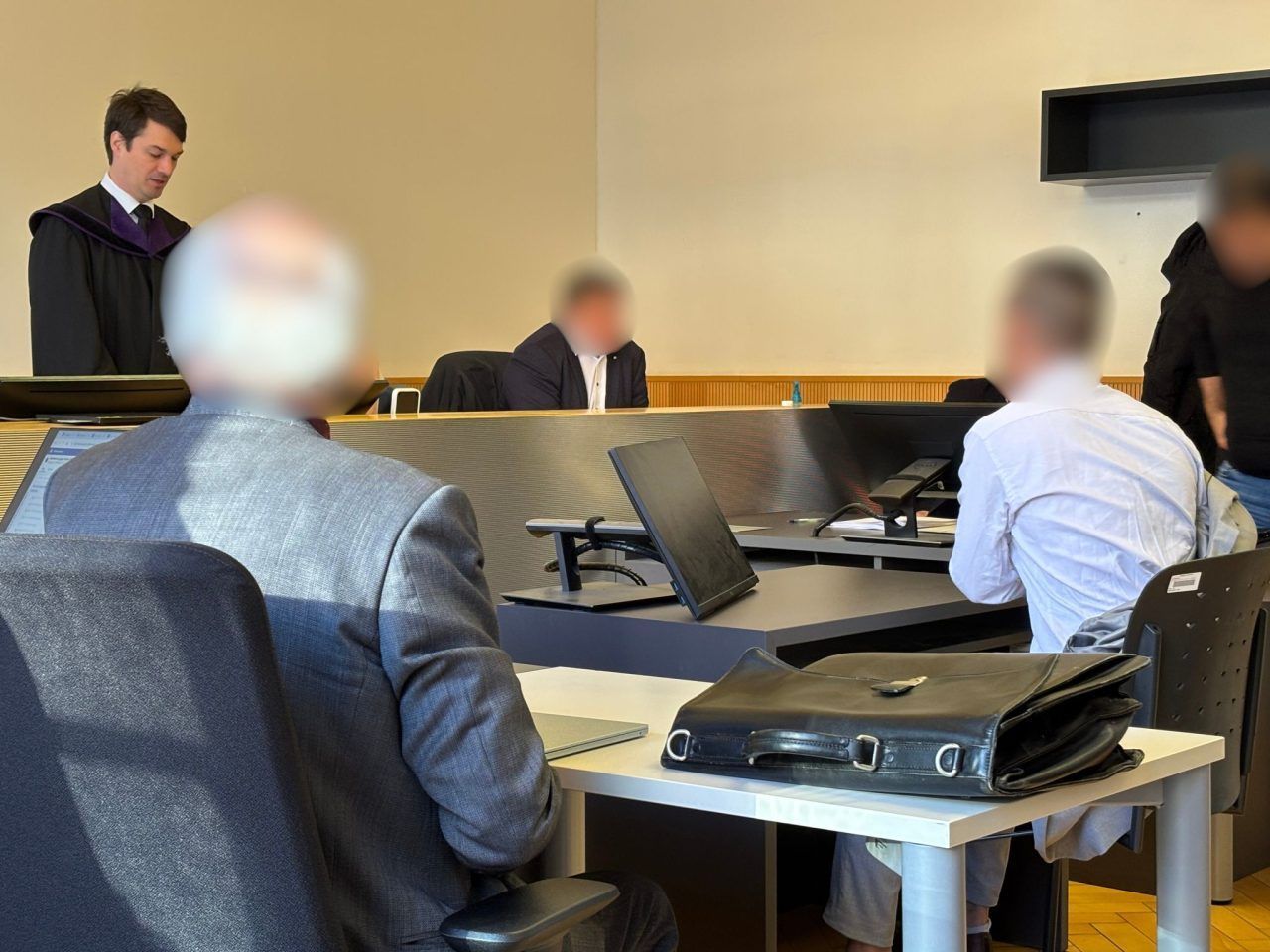 Biss gegen Polizisten, Schläge mit Gürtel: Prozess gegen mehrfach Vorbestraften