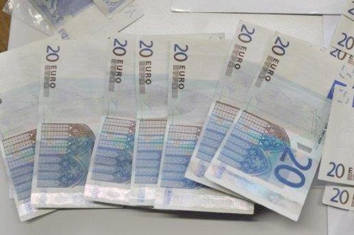 ABD0119_20190513 – SALZBURG – STERREICH: ++ HANDOUT ++ ZU APA0312 VOM 13.5.2019 – Von der Polizei in Salzburg sichergestelltes Falschgeld. Die Kriminalpolizei hat in der Vorwoche in der Stadt Salzburg ein Brderpaar ausgeforscht, das geflschte 20-Euro-Banknoten in Umlauf gebracht haben soll. – FOTO: APA/LPD SALZBURG – ++ WIR WEISEN AUSDRCKLICH DARAUF HIN, DASS EINE VERWENDUNG [&hellip;]