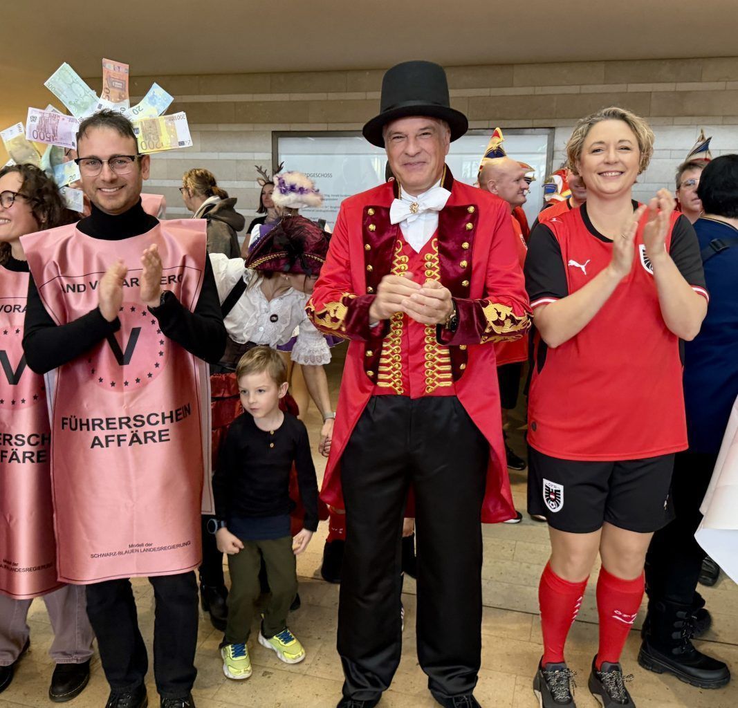 Landhaus wird zur „Villa Kunterbunt“: Narren übernehmen das Regiment