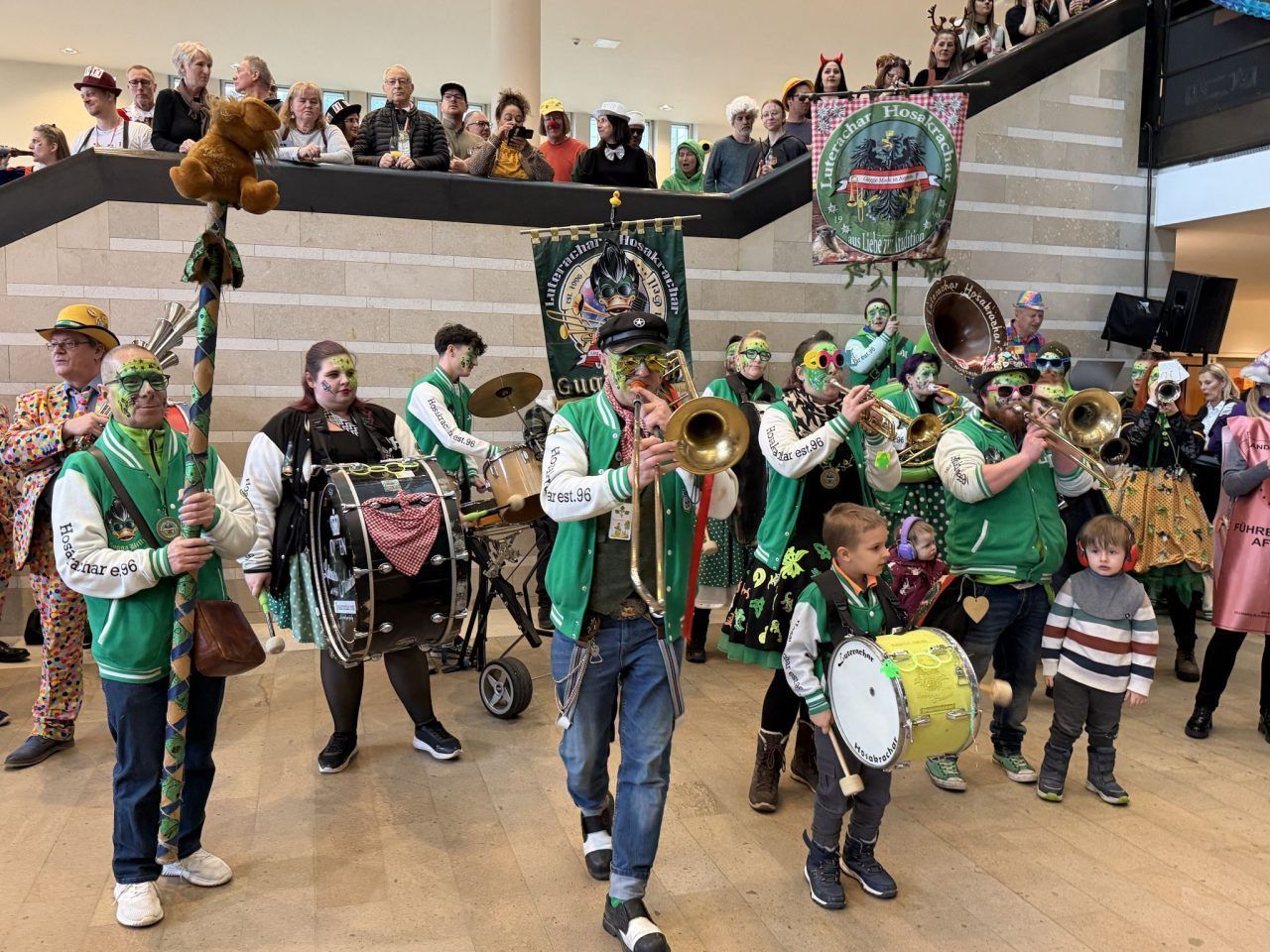 Landhaus wird zur „Villa Kunterbunt“: Narren übernehmen das Regiment