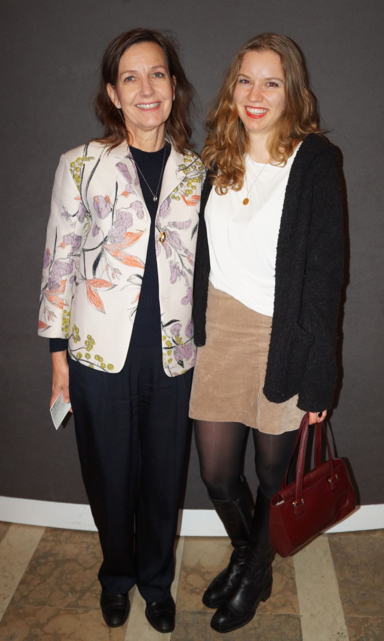 Brigitte und Emily Schneider machen einen Mutter-Tochter-Abend