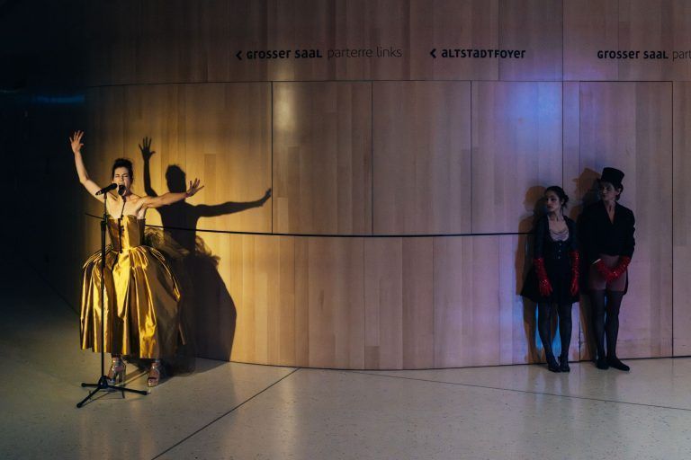 Ich träume mit offenen Augen Wirklichkeiten. Schwanengesänge