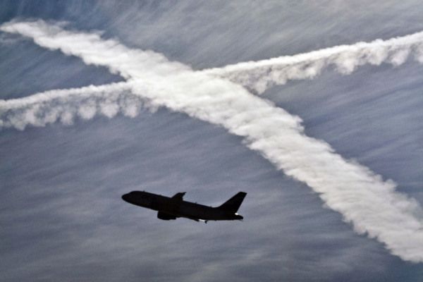 Klimakiller Flugzeug: Warum Fliegen künstlich billig bleibt