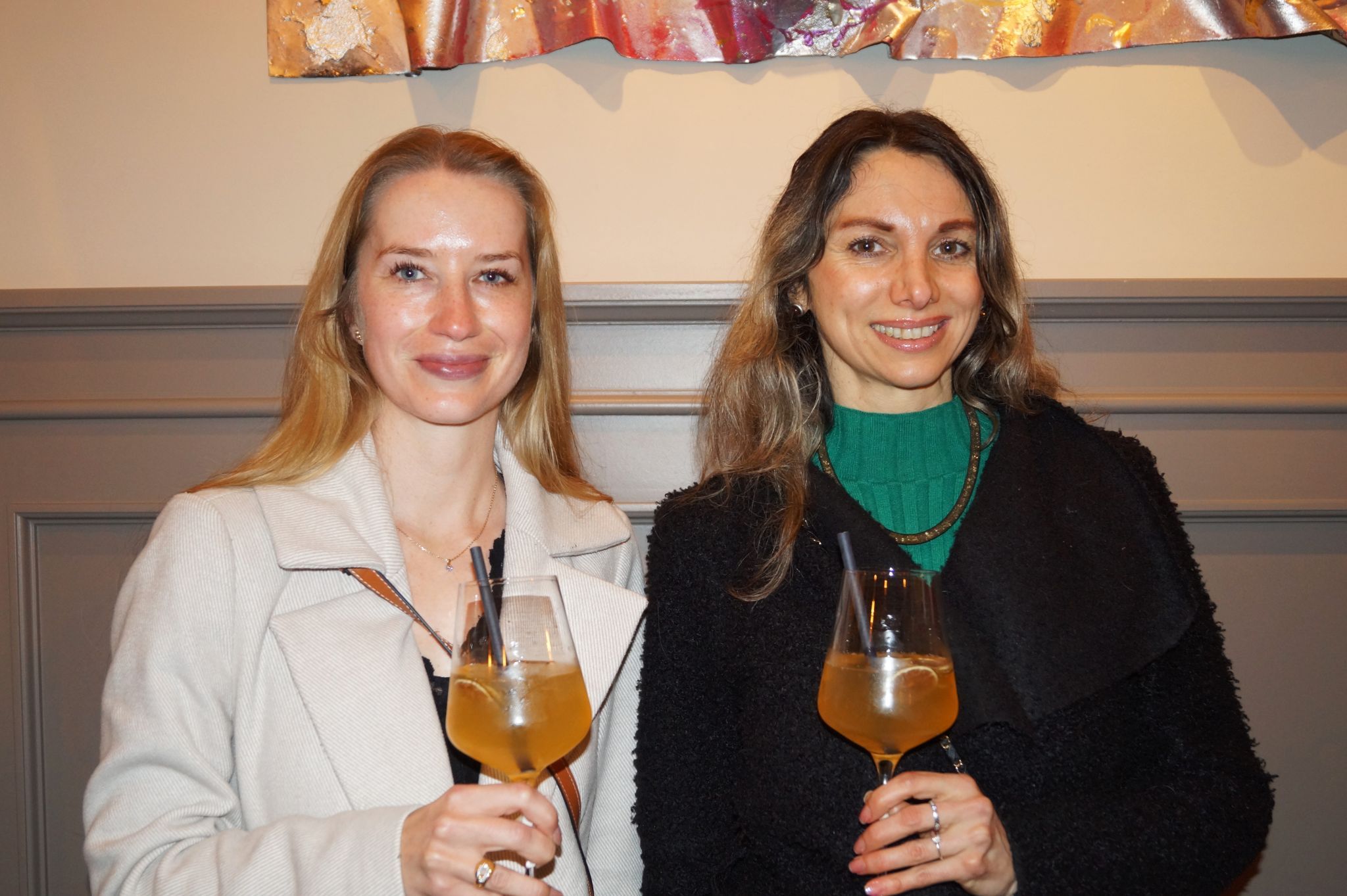 Patricia Held und Künstlerin Michelle Steiner probierten den eigens kreierten Drink