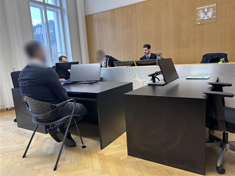 Drohung, Gewalt gegen Familie und Polizisten - 32-Jähriger muss sich vor Gericht verantworten