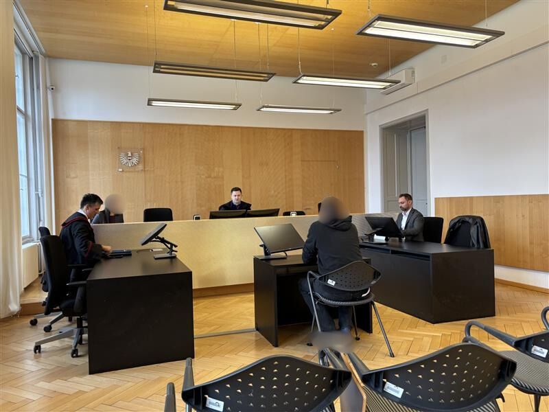 Gewaltakt an Silvester: Würgen, Schläge und Messer-Drohung vor Gericht