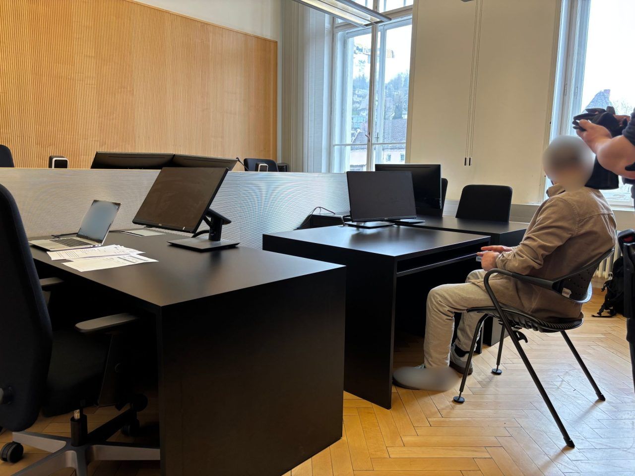 Mit Messer auf Putzkraft gestürzt: 27-Jähriger bestreitet lauthals Schuld