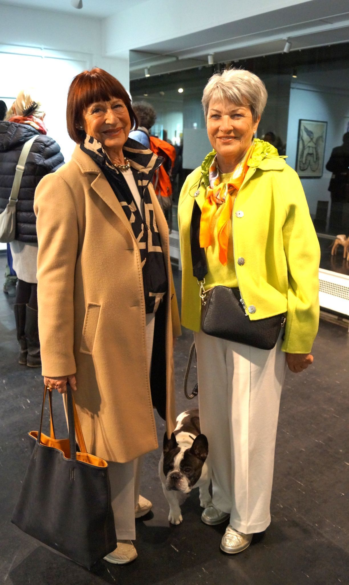 Margrit Bitschnau und Brigitte Bösch nahmen Emil mit zur Ausstellung