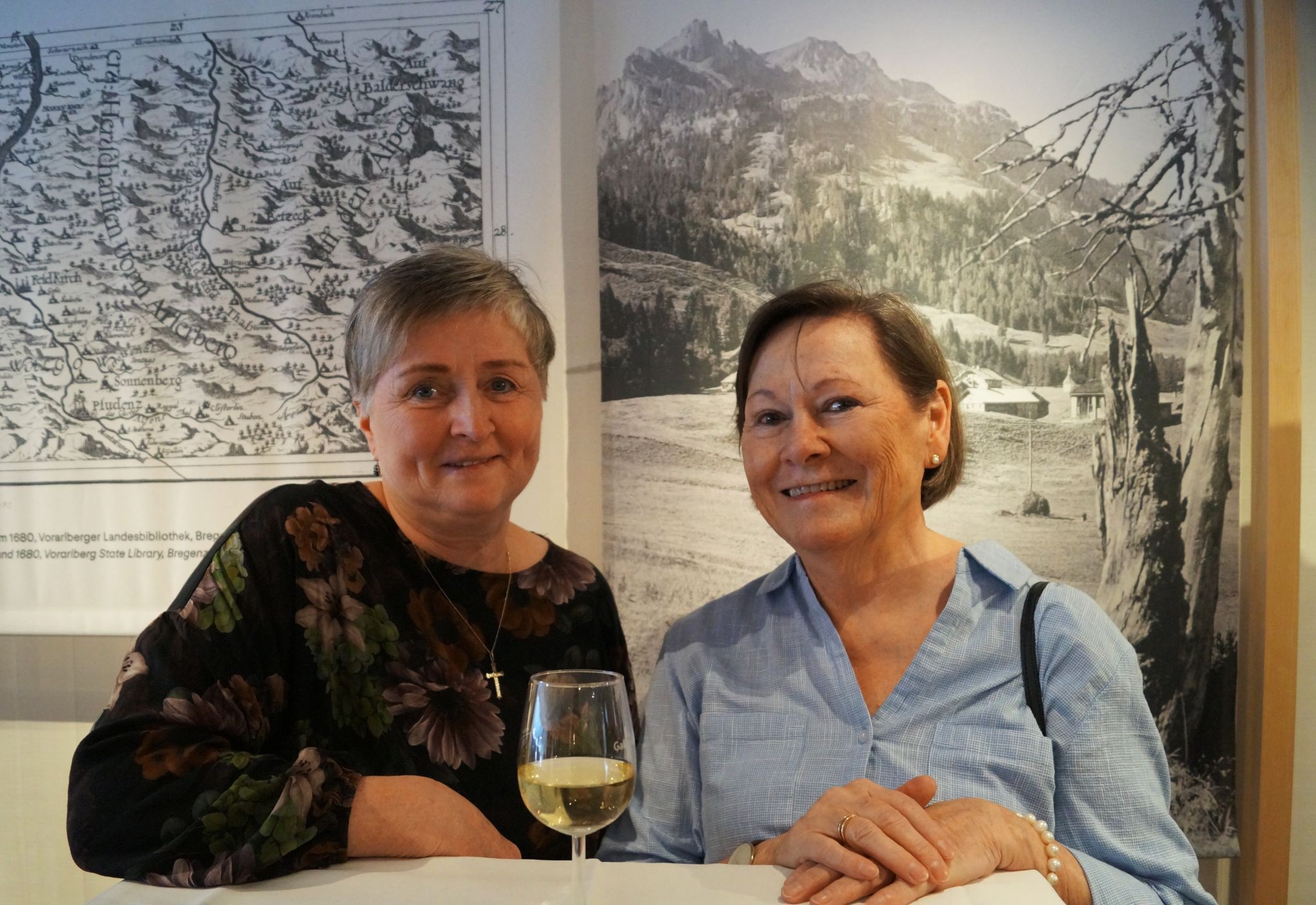 Maria Meusburger (Vizeobfrau Museumsverein und Kulturvermittlerin Anna Franz beim Rundgang