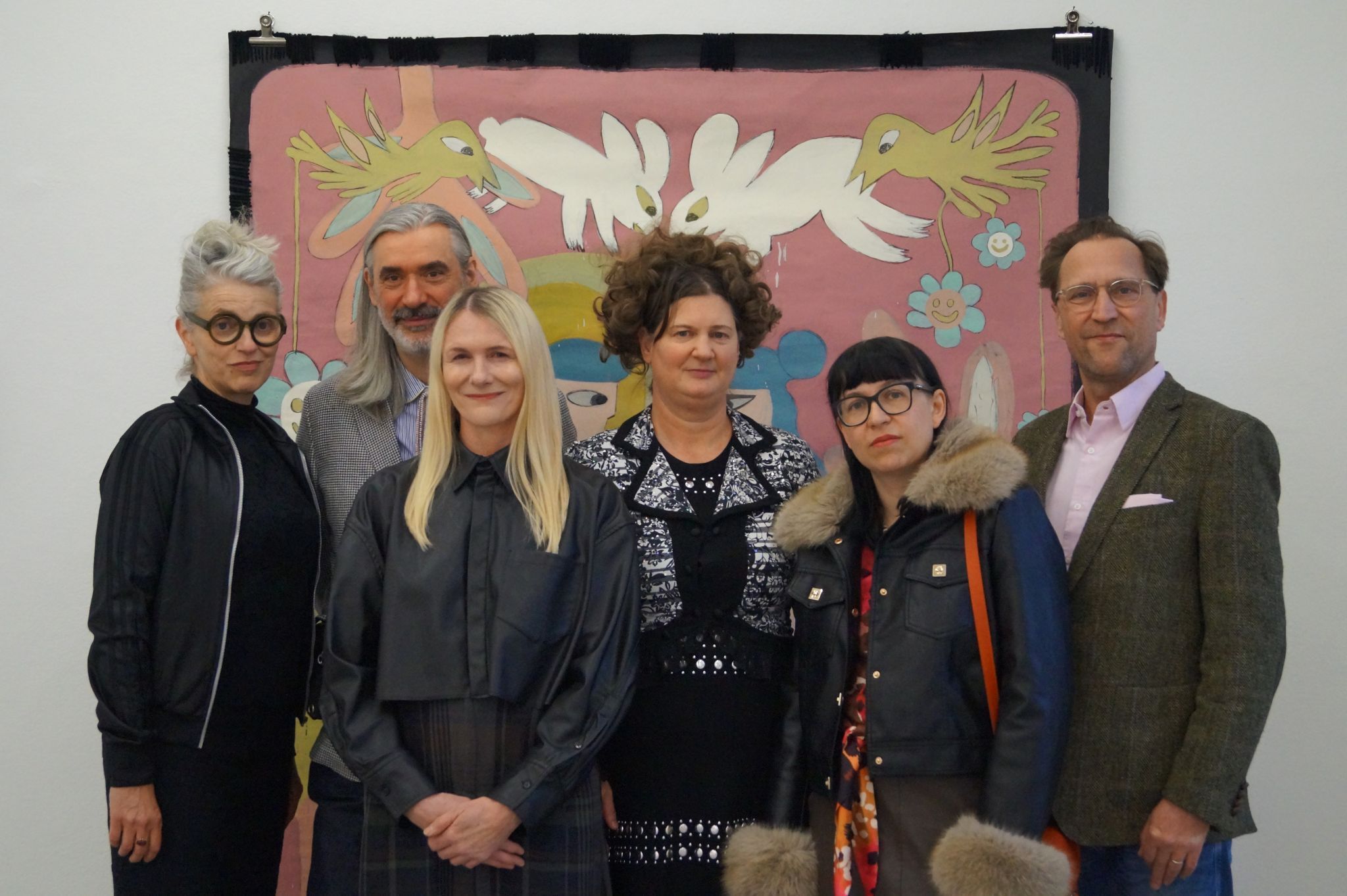 Das Team der Gemeinschaftsausstelle Malbec, Nándor Angstenberger, Katja Berger, Rhea Standke, Chris Kroiss und Christian Strasser vor einem Werk von Katja Berger