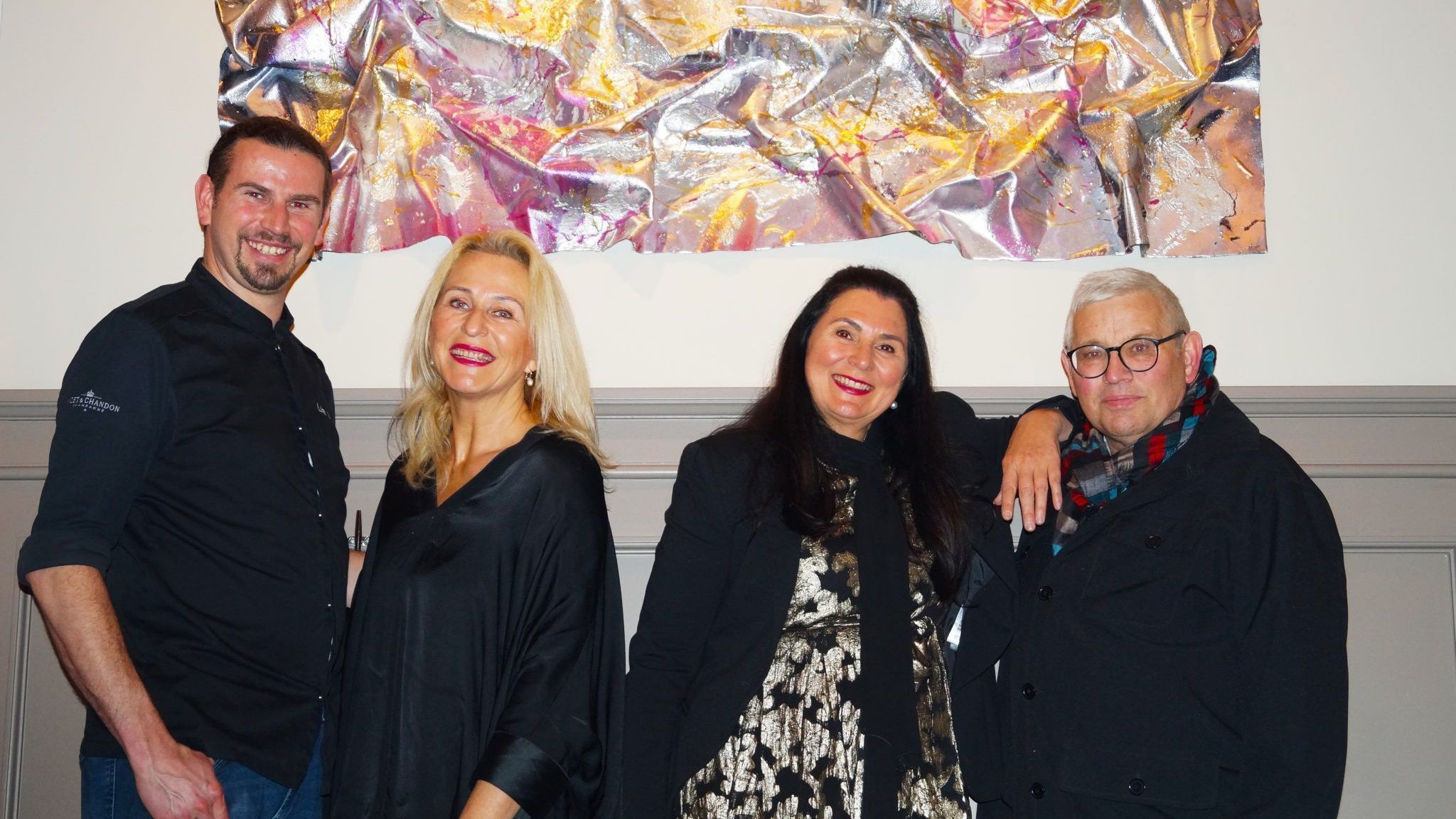 Inhaber Lukas Buttazoni mit den beiden Künstlerinnen Mercedes und Franziska Welte und Onkel Erwin Buttazoni