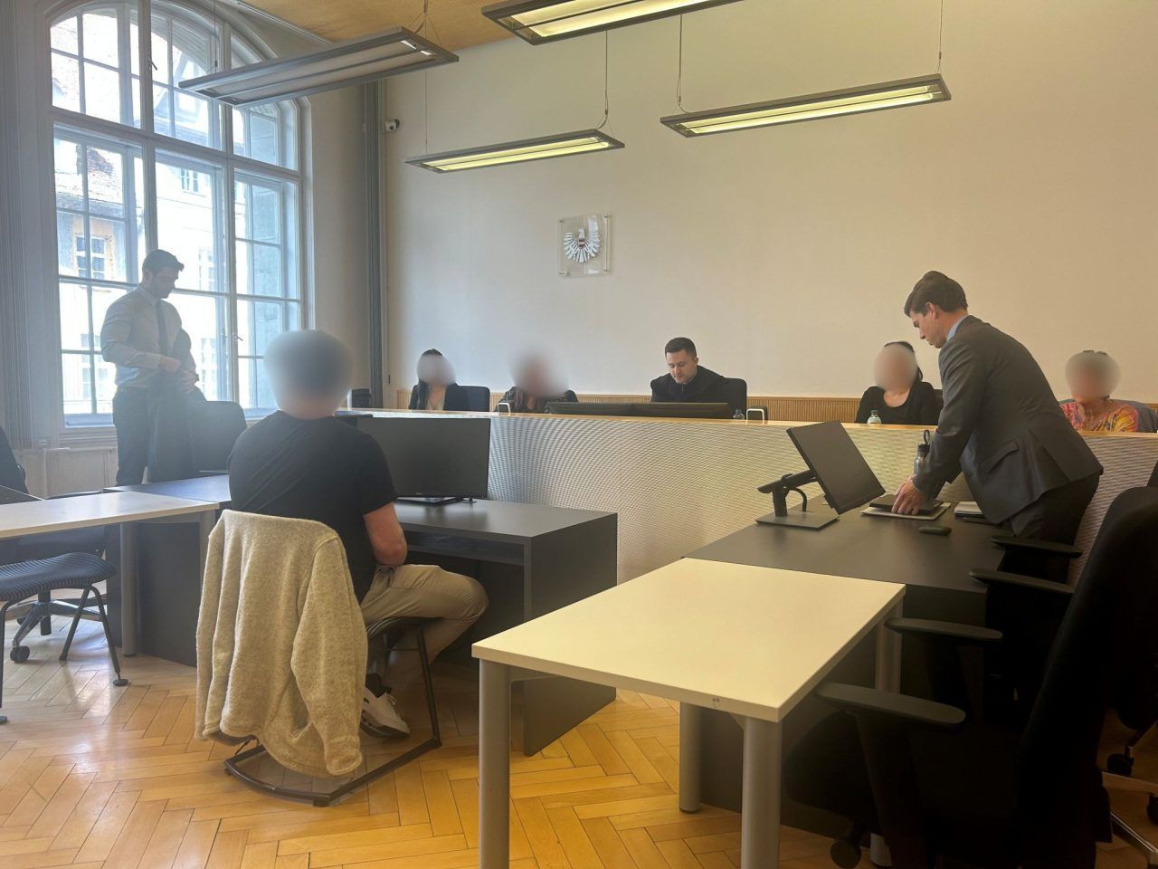 Überstunden,  Lohnerhöhungen, Überweisungen:  Buchhalter verurteilt