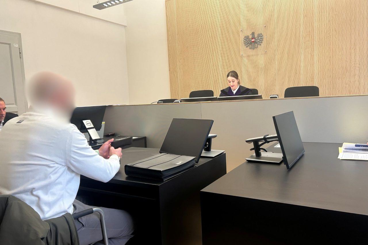 Nachbarschaftsstreit endet vor Gericht: Garagentor demoliert und Stühle zertrümmert