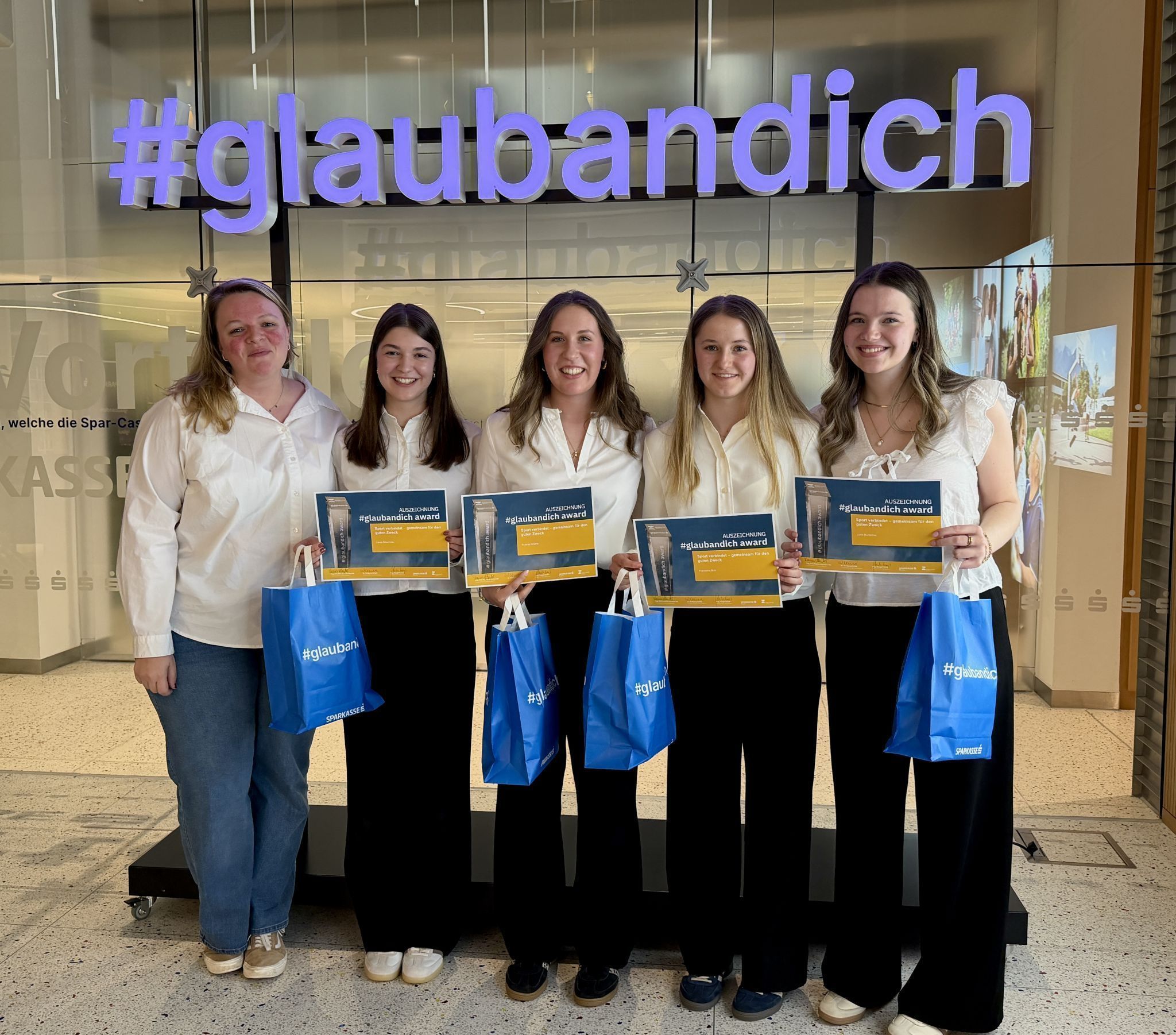 Betreuerin Sarah Lechner,Laura Bitschnau, Lena Rubina Amann, Franziska Boll, Luisa Burtscher
