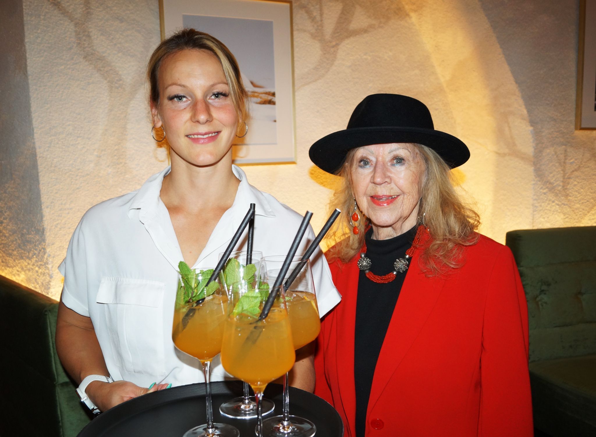 Dominika Borsuk servierte Drinks und Roswitha Steger gefielen die Fotos