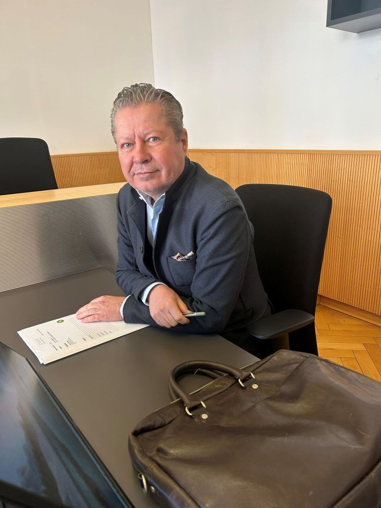 Ex-Frau mit Anrufen und Nachrichten bombardiert: 46-Jähriger wegen Stalkings vor Gericht