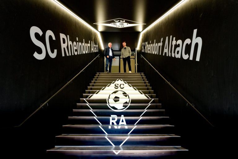 Warum das Logo in der neuen SCRA-Kabine an der Decke ist